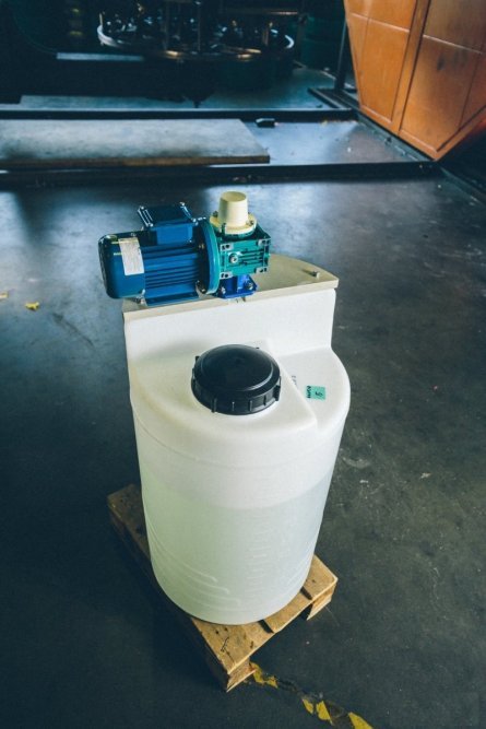 Емкость дозировочная 100 белый с турбинной мешалкой (820х 472х 472)